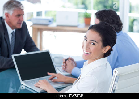 Geschäftsleute im Gespräch in einem Büro Stockfoto