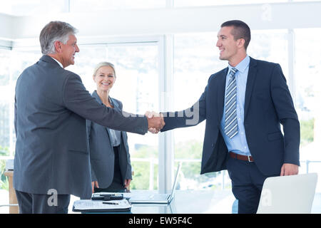 Geschäftspartner, die Hände schütteln Stockfoto