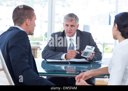 Geschäftsleute im Gespräch in einem Büro Stockfoto