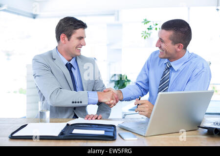 Geschäftspartner, die Hände schütteln Stockfoto