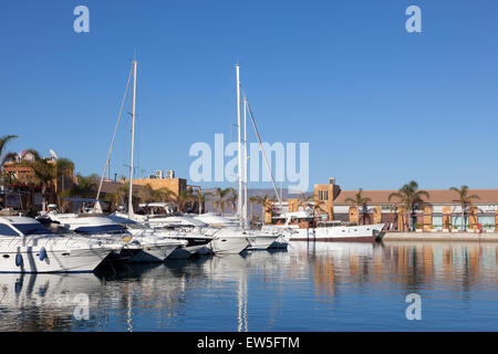 Luxus-Yachten und Motorboote in der Marina von Puerto de Mazarron, Spanien Stockfoto