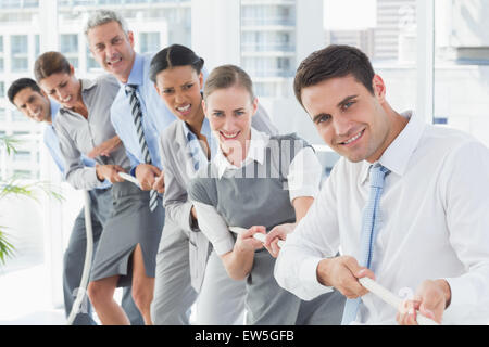 Geschäftsleute, Seil ziehen Stockfoto