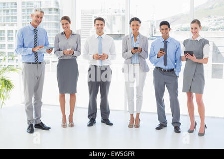 Geschäftsleute, die mit ihrem Handy Stockfoto