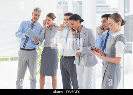 Geschäftsleute, die mit ihrem Handy Stockfoto