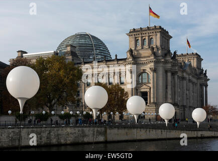 Berlin, Deutschland, begrenzen Ballons des Lichts zum 25. Jahrestag der Berliner Mauer Stockfoto