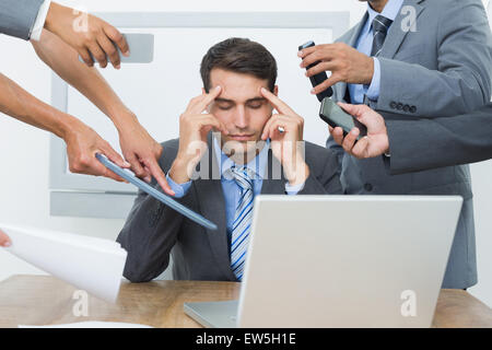 Besorgt Geschäftsmann mit Kopf in Händen Stockfoto