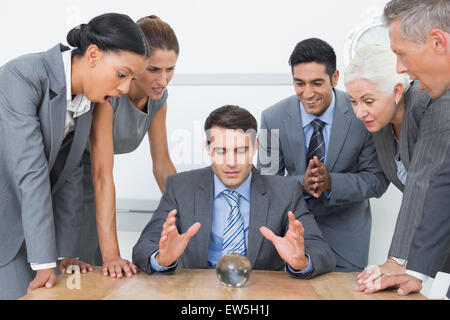 Gruppe der Geschäftsmann die Zukunft vorhersagen Stockfoto