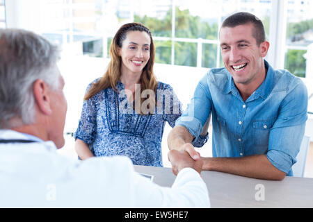 Arzt Gruß zukünftige Eltern Stockfoto