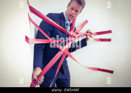 Geschäftsmann von Bürokratie gefangen Stockfoto