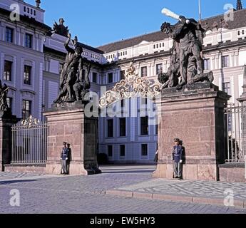 Wachen vor den Toren zum ersten Hof Hradcany, Prag, Tschechische Republik, Mitteleuropas. Stockfoto