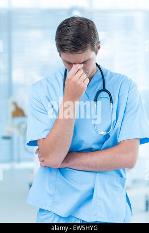 Arzt mit Kopfschmerzen Stockfoto
