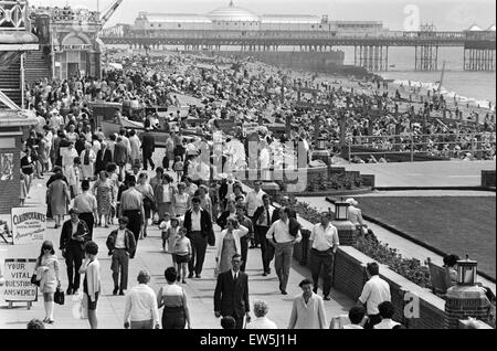 Sommer Urlaub Szenen in Brighton. 2. Juni 1968. Stockfoto