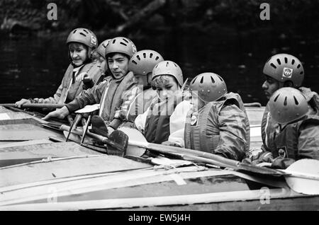 Plas Dol-y-Moch, Coventry Outdoor Education Centre liegt im Herzen des Snowdonia National Park. Junge Teenager in Kanus. Maentwrog, Gwynedd, Wales, 26. Oktober 1987. Stockfoto