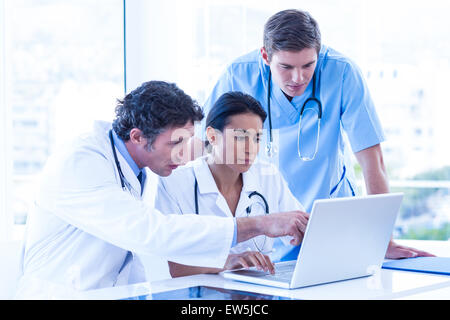 Ärzteteam mit laptop Stockfoto