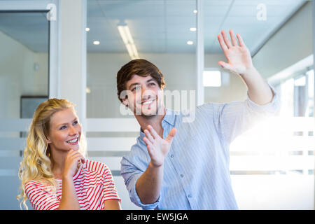Gut aussehend Geschäftsmann tun Rahmen mit seinen Händen und seinem Partner zeigen Stockfoto