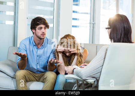 Psychologen helfen ein paar mit Beziehungsschwierigkeiten Stockfoto