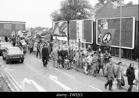 CND Frieden Demonstranten gesehen hier ausgehend von gemeinsamen Hearsall 26. Mai 1984 Coventry wurde reduzieren auf Chaos als Zehntausende von Demonstranten nahmen an einer Ban the Bomb Kundgebung teil. Anti-atomare Demonstranten aus allen Teilen des Landes kamen in die Stadt am 26. Mai Stockfoto