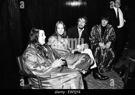 Amerikanische singen Gruppe der Mütter und die Papas gesehen hier in London, l-R, Cass Elliott, Michelle Gilliam, John Philips und Denny Doherty. Die Gruppe hielt eine Pressekonferenz nach der Veröffentlichung von Cass Elliott aus dem Polizeigewahrsam, nachdem sie war fo verhaftet Stockfoto