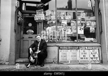 Donald Bytheway, Zeitungsladen, Wolverhampton Street, Dudley, Black Country, West Midlands, England. 25. Mai 1968. Stockfoto