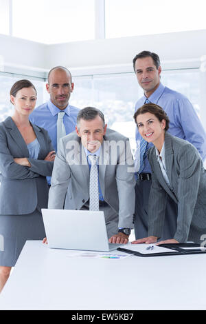 Business-Team gerne gemeinsam auf laptop Stockfoto