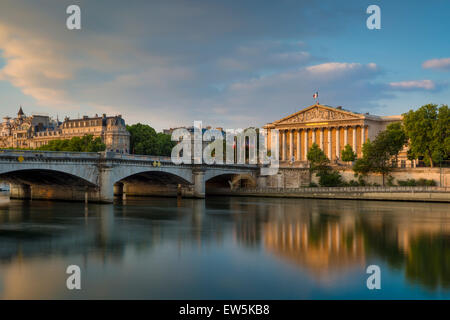 Morgendämmerung über Seine, Pont De La Concorde und Nationalversammlung Nationale, Paris, Frankreich Stockfoto