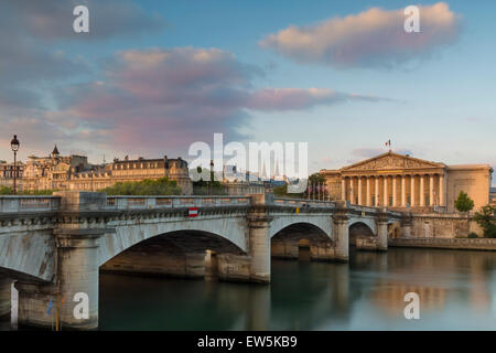 Morgendämmerung über Seine, Pont De La Concorde und Nationalversammlung Nationale, Paris, Frankreich Stockfoto
