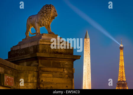 Löwenstatue mit Blick auf die ägyptische Obelisk am Place De La Concorde und Eiffelturm, Paris, Frankreich Stockfoto