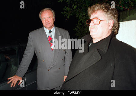 Ron Atkinson außerhalb seiner Heimat, nach der Schock-Ankündigung von seiner Entlassung von Aston Villa als ihr Manager Barnt Green. 10. November 1994. Stockfoto