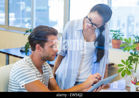 Lächelnd Partner arbeiten gemeinsam an tablet Stockfoto