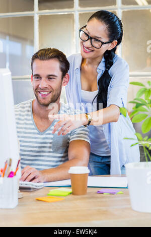 Lächelnd Partner arbeiten gemeinsam an computer Stockfoto