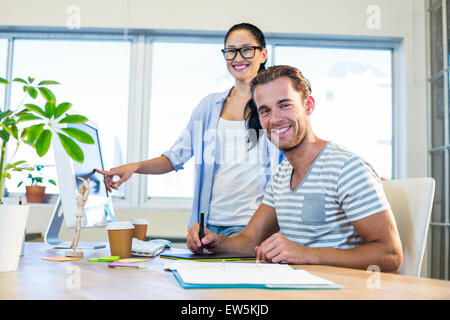 Lächelnd Partner arbeiten gemeinsam an Computer und digitizer Stockfoto