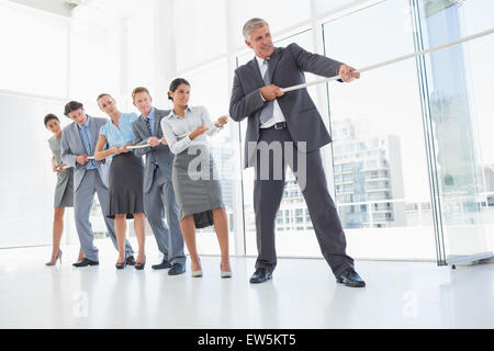 Business-Team zieht das Seil Stockfoto