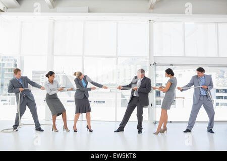 Business-Team zieht das Seil Stockfoto