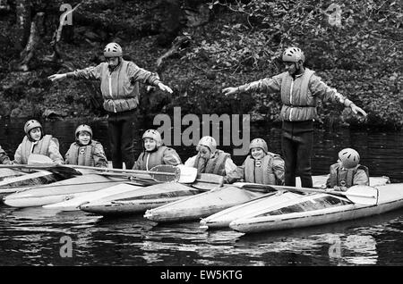 Plas Dol-y-Moch, Coventry Outdoor Education Centre liegt im Herzen des Snowdonia National Park. Junge Teenager um eine Auseinandersetzung mit der Kunst des Kanusports. Maentwrog, Gwynedd, Wales, 26. Oktober 1987. Stockfoto