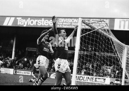 David Platt sprengt den Ball vorbei an Neville Southall für Villas vierten Tor. Divison ein Spiel Aston Villa 6-2 Everton gehalten im Villa Park. 5. November 1989. Stockfoto