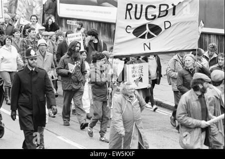 CND Frieden Demonstranten gesehen hier ausgehend von gemeinsamen Hearsall 26. Mai 1984 Coventry wurde reduzieren auf Chaos als Zehntausende von Demonstranten nahmen an einer Ban the Bomb Kundgebung teil. Anti-atomare Demonstranten aus allen Teilen des Landes kamen in die Stadt am 26. Mai Stockfoto