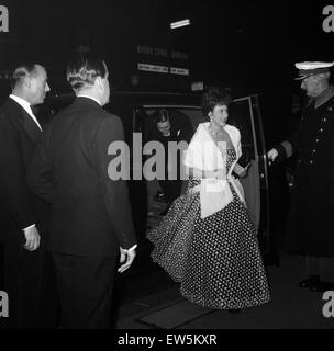 Prinzessin Margaret und Anthony Armstrong-Jones besuchen die Premiere von "Spartacus" in der Metropole Kino, Victoria statt. 7. Dezember 1960. Stockfoto