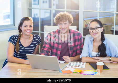 Lächelnde Partnern gemeinsam mit Fotos Stockfoto