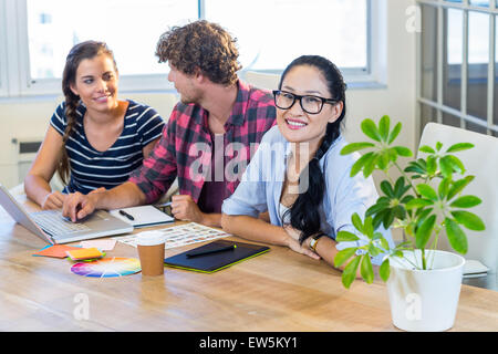 Lächelnde Partnern gemeinsam mit Fotos Stockfoto