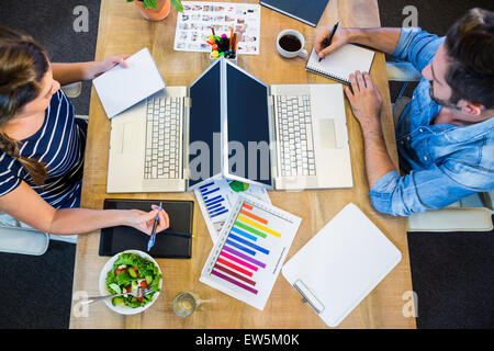 Partner arbeiten am Schreibtisch mit laptop Stockfoto