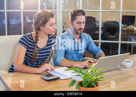 Partner arbeiten am Schreibtisch mit laptop Stockfoto