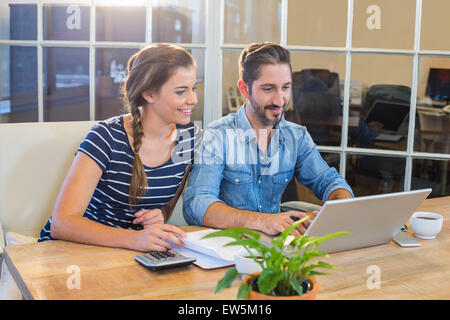 Partner arbeiten am Schreibtisch mit laptop Stockfoto