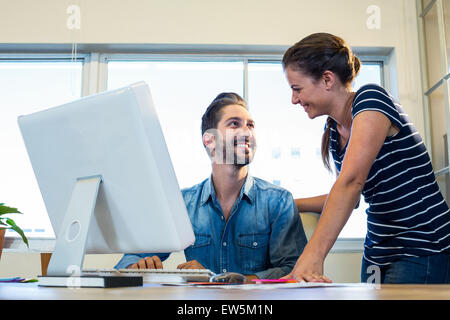 Lächelnde Kollegen miteinander reden Stockfoto