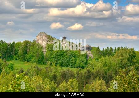 Highland Landschaft. Mann, Klettern auf Jura Kalksteinfelsen gelegene Hochland von Jura in Polen.