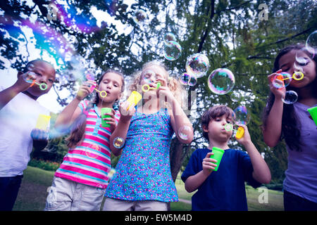 Kinder spielen mit Blase Wand im park Stockfoto