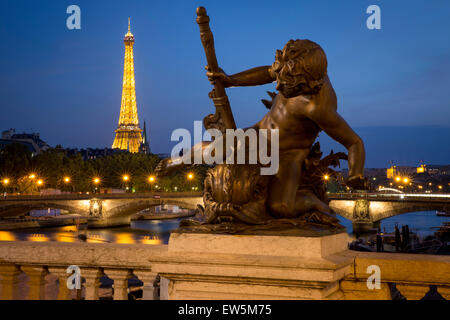 Dämmerung über Statue auf Pont Alexandre III mit Fluss Seine und Eiffelturm Beyone, Paris, Frankreich Stockfoto