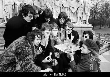 Junge Popstars versammelten sich in das Albert Memorial in London mittags ein Brot und Wasser auf Malpani Weihnachten Appell aufmerksam. Im Bild, Elaine Osborn mit Brot und Wasser zu (von links nach rechts hintere Reihe) Barry Fantoni, Syd Barrett, Roge, Gordon Waller Stockfoto