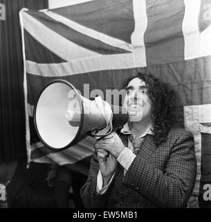 Tiny Tim (geb. Herbert Khaury; 12. April 1932 - 30. November 1996) war ein amerikanischer Sänger, Ukulele-Spieler und musikalische Archivar. Er war bekannt für seine Interpretation von "Zehenspitzen durch die Tulpen" in einer charakteristischen hohen Falsett/Vibrato Stimme gesungen. (pictu Stockfoto