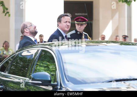 London, UK. 18. Juni 2015. Premierminister David Cameron kommt mit Martin Schulz, der Präsident des Europäischen Parlaments. Besucher kommen, um den Wehrdienst zum Gedenken an den 200. Jahrestag der Schlacht von Waterloo in der St. Pauls Kathedrale besuchen. Bildnachweis: OnTheRoad/Alamy Live-Nachrichten Stockfoto