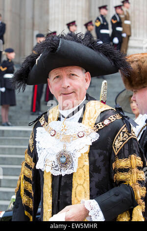 London, UK. 18. Juni 2015. Der Lord Mayor of London, Alan Yarrow, besucht den Wehrdienst zum Gedenken an den 200. Jahrestag der Schlacht von Waterloo in der St. Pauls Cathedral. Bildnachweis: OnTheRoad/Alamy Live-Nachrichten Stockfoto